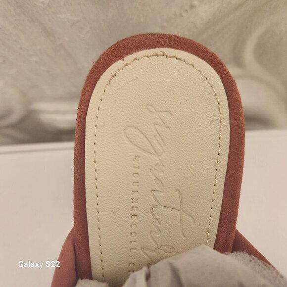 Journee Collection "Lyddie" Leather Sandals. NIB. Size 9 - Picture 5 of 11